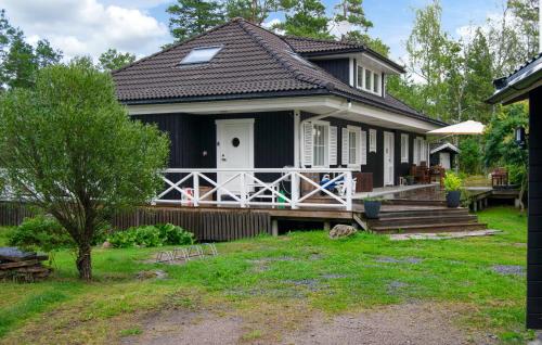 En have udenfor 3 Bedroom Stunning Home In Norrtälje