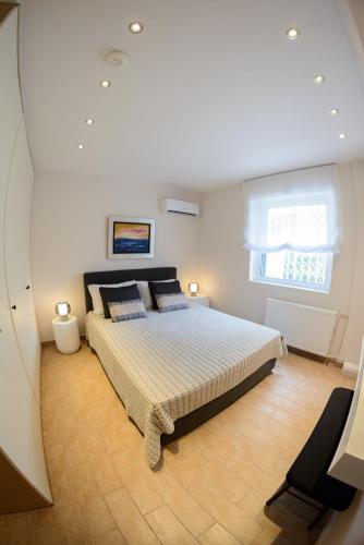 Charming Garden Apartment, steps from metro station