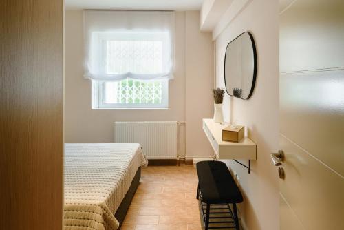 Charming Garden Apartment, steps from metro station