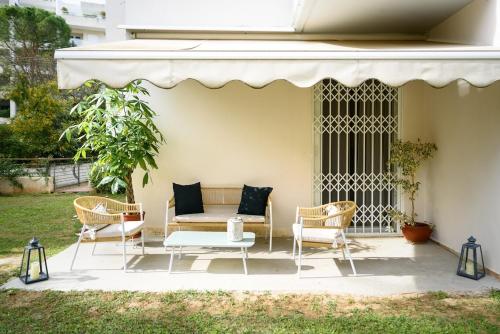 Charming Garden Apartment, steps from metro station