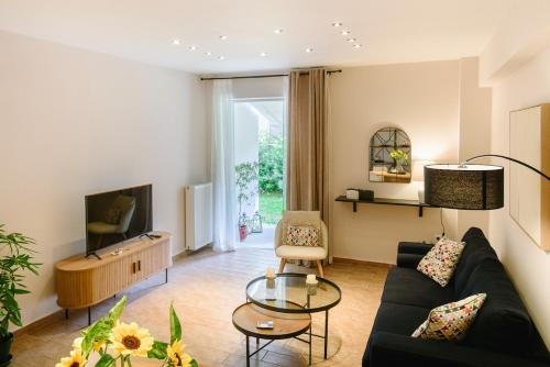 Charming Garden Apartment, steps from metro station