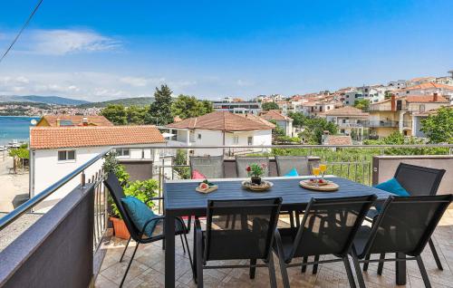 Lovely Apartment In Okrug Gornji