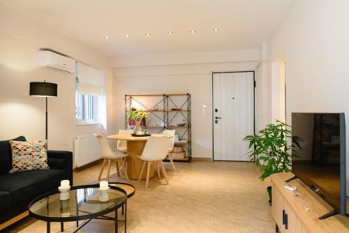 Charming Garden Apartment, steps from metro station