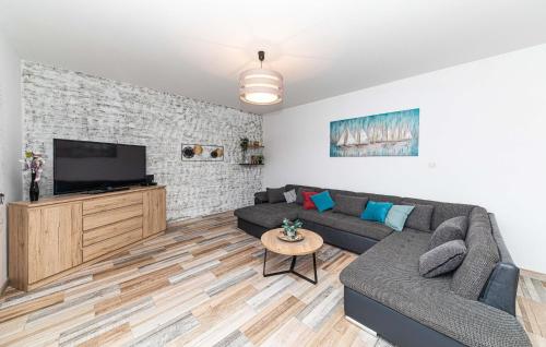 Lovely Apartment In Okrug Gornji