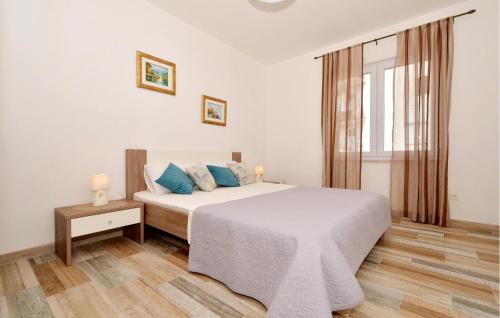 Lovely Apartment In Okrug Gornji