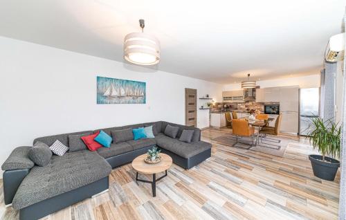 Lovely Apartment In Okrug Gornji