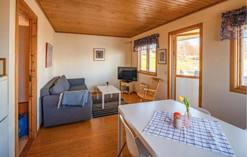 un salon avec un canapé et une table dans l'établissement Lovely Home In Myggenäs With Sauna, à Krommeröd