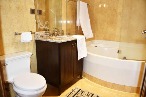 Koupelna v ubytování The Village Courtyard Hotel