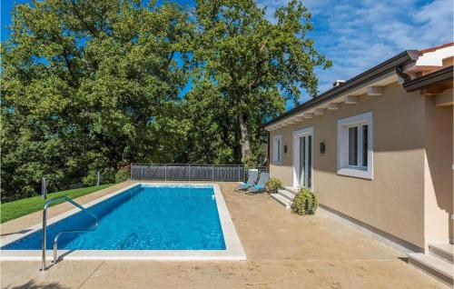 ein Schwimmbad in einem Hof neben einem Haus in der Unterkunft Stunning Home In Brecevici in Brečevići