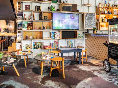 TV a/nebo společenská místnost v ubytování ibis Styles Paris Bercy
