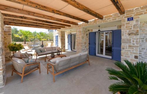 Posezení v ubytování Beautiful Home In Dobropoljana