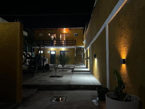 上格拉西亚Hospedaje Malvinas的夜晚空荡荡的大楼走廊