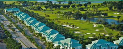 Luftblick auf ein Resort mit blauen Dächern in der Unterkunft Spacious 1BR Loft Villa - Pool Golf - Doral Downtown in Miami