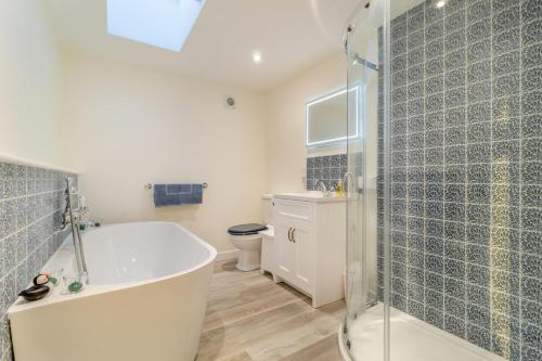 Phòng tắm tại 2 Bed in Snape oc-sfvin