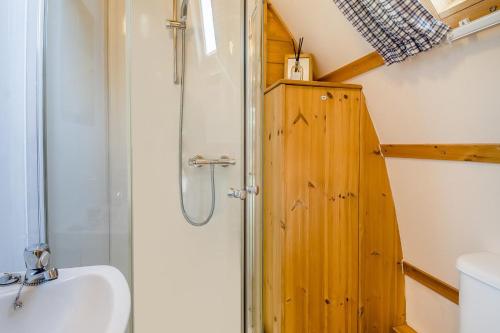 un baño con ducha y lavabo en 1 Bed in Northrepps oc-f32559, en Cromer