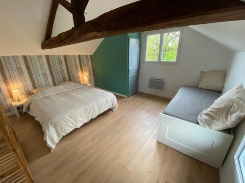 une grande chambre avec un lit et une fenêtre dans l'établissement La maison Callinora, à La Chapelle-Saint-Étienne