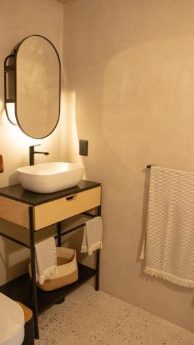 een badkamer met een wastafel en een spiegel bij La Colmena in Mexico-Stad