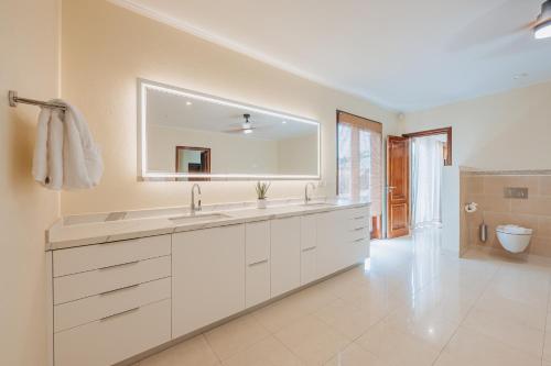 Phòng tắm tại BrandNew Mansion 2 min to Eagle and Palm Beach includes HighEnd Amenities