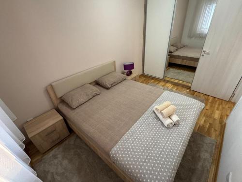 Ένα ή περισσότερα κρεβάτια σε δωμάτιο στο Pionir stan