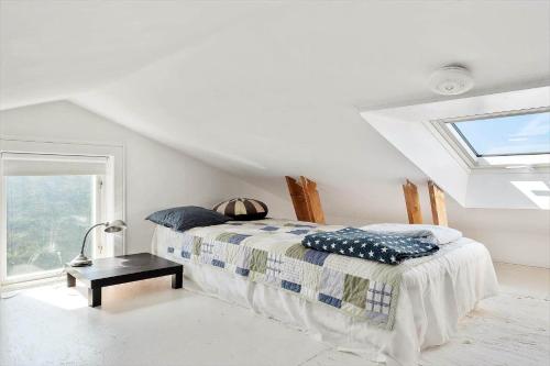 Un dormitorio con una cama y una ventana en SKA418-Nyhamnslaege-Skaelebaeckavaegen-9, en Nyhamnsläge
