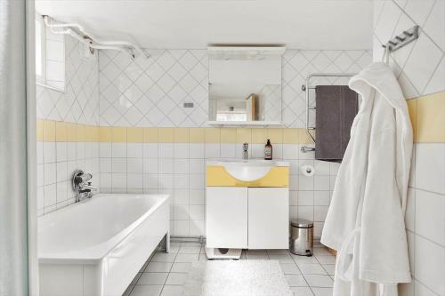Un baño blanco con bañera y lavabo. en SKA418-Nyhamnslaege-Skaelebaeckavaegen-9, en Nyhamnsläge