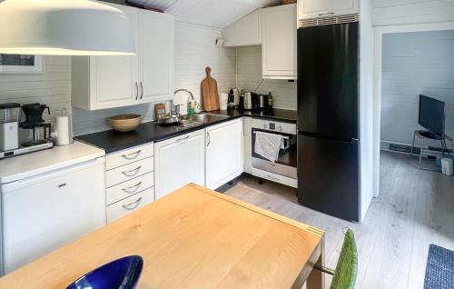 Kuchyň nebo kuchyňský kout v ubytování 3 Bedroom Amazing Home In Nevlunghavn