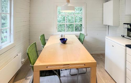 Kuchyň nebo kuchyňský kout v ubytování 3 Bedroom Amazing Home In Nevlunghavn