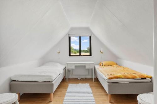 LillarydにあるSKA435-Bastad-Vilhelmsfaeltsvaegen-91の窓のある部屋にベッドが2つある