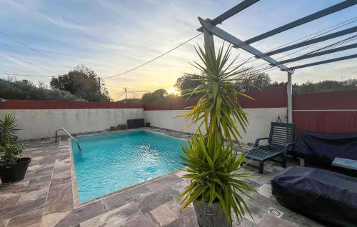 Cozy Home In Miramas With Outdoor Swimming Pool