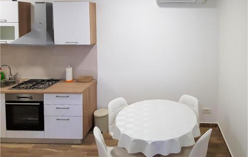 Kuchyň nebo kuchyňský kout v ubytování 1 Bedroom Gorgeous Apartment In Rogotin-Ploce