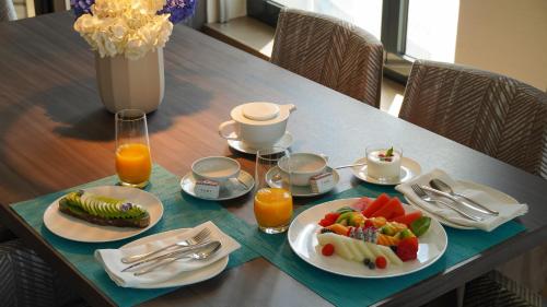 un tavolo con un piatto di cibo e frutta di VP Plaza España Design a Madrid