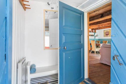 Una puerta azul en una habitación con comedor en KAL529-Virserum-Dala-5, en Virserum