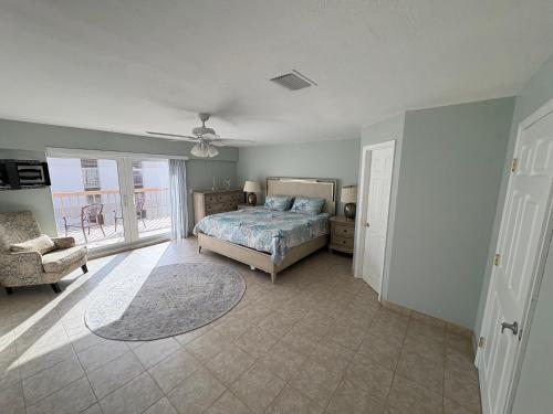 En eller flere senge i et værelse på Marina Cove Villa waterfront near the beach