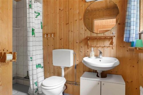 KRO431-Lidhult-Odensjoe-Torsborg-1 في Löckna: حمام مع مرحاض ومغسلة