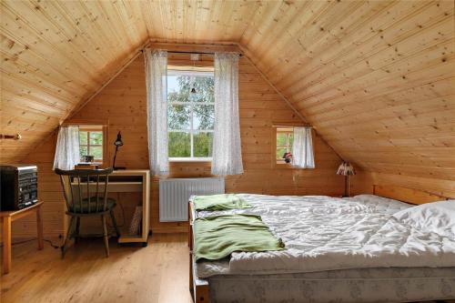 KRO431-Lidhult-Odensjoe-Torsborg-1 في Löckna: غرفة نوم مع سرير في كابينة خشبية