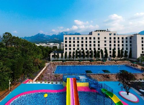 Bazén v ubytování Hilton Garden Inn Zhangjiajie Tianmen Mountain nebo v jeho okolí