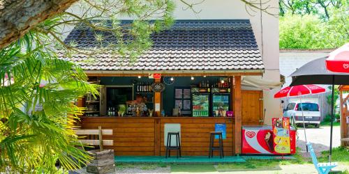 un restaurant avec un bar en face de l'établissement dans l'établissement Camping Le Hameau Des Pécheurs, à Novalaise