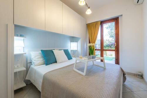 una camera da letto con un letto e un tavolo sopra di Casa Clà a Villasimius