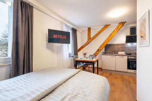 ein Hotelzimmer mit Bett und Küche in der Unterkunft Weisser Ochsen - smart living by corents in Schwäbisch Gmünd