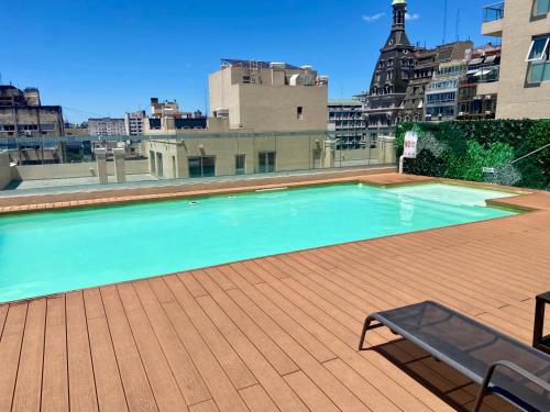 een zwembad op het dak van een gebouw bij Centro Histórico Apart I in Buenos Aires