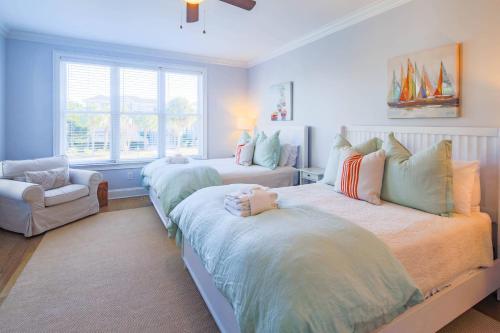 En eller flere senge i et værelse på Sea Gem