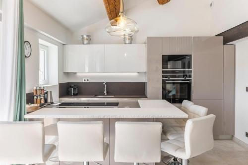 Cozystay 1674 - Gorgeous sea view 3-bedroom duplex