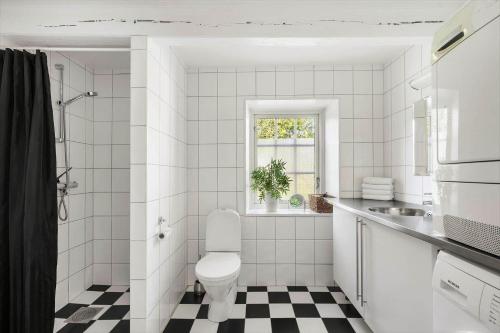 um banheiro branco com vaso sanitário e pia em SKA694-Hoeganaes-Hustoftavaegen-95 em Höganäs