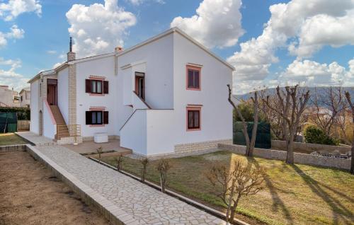 2 Bedroom Awesome Apartment In Pag