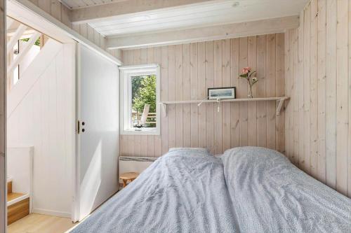 Postel nebo postele na pokoji v ubytování BOH779-Stillingsoen-Asarna-121