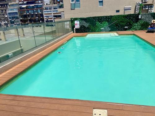 een groot zwembad op de top van een gebouw bij Centro Histórico Apart I in Buenos Aires