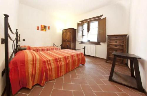 a bedroom with two beds and a window and a dresser at Agriturismo Casa Olinto in Sarteano