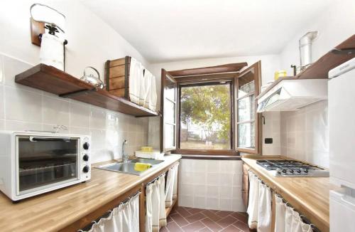 a kitchen with a sink and a microwave at Agriturismo Casa Olinto in Sarteano