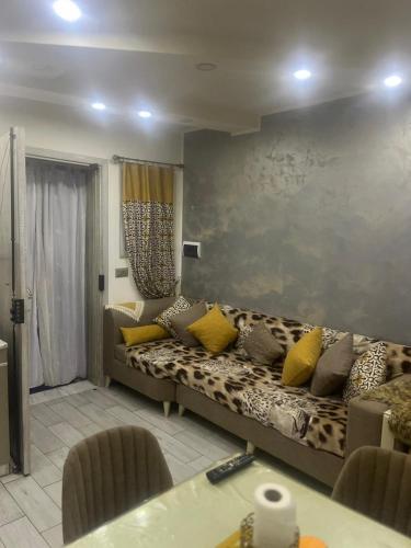 ein Wohnzimmer mit einem Sofa und gelben Kissen in der Unterkunft Lotiss in Monastir