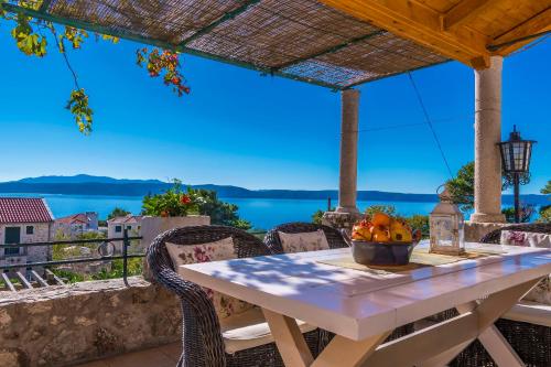 een tafel met een fruitschaal op de patio bij House Vedrana in Igrane